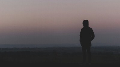 We should move frequently during the day and avoid consumption of alcohol and smoking to improve signs of brain fog.&nbsp; (Unsplash)