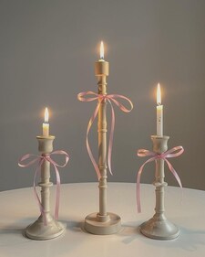 Candlestands wrapped up in bows (Instagram) Candlestands wrapped up in bows (Instagram)