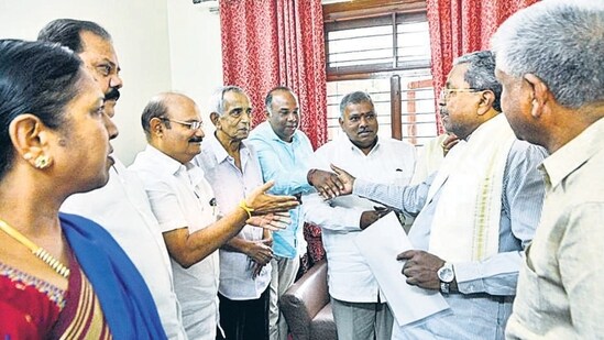 A Karnataka Contractors’ Association delegation with chief minister Siddaramaiah. (ANI)