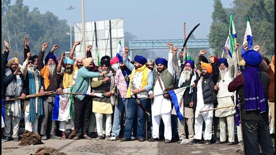 Farmers from Punjab gathering to protest at the Shambhu border with Haryana in Patiala district on Wednesday morning. (Ravi Kumar/HT)