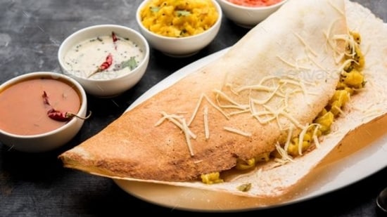Idli/Dosa: These fermented South Indian dishes are made from a batter of rice and urad dal, undergoing fermentation, making them probiotic-rich. (Pinterest)