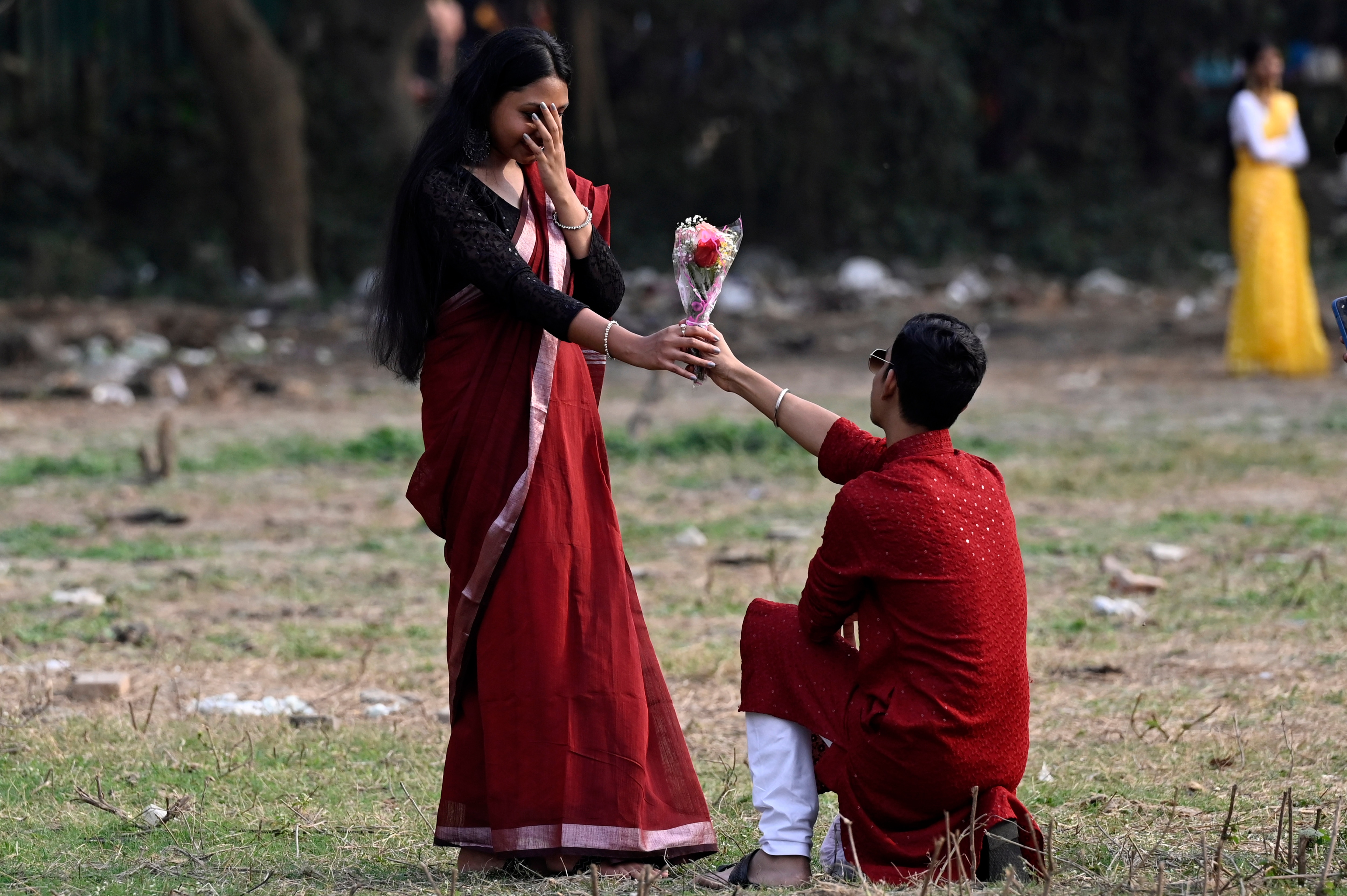 A man presents flowers to his partner on Valentine's Day. (Samir Jana/ Hindustan Times) A man presents flowers to his partner on Valentine's Day. (Samir Jana/ Hindustan Times)