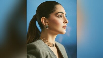 She arranged her luxurious, voluminous long hair into a tidy ponytail, perfectly enhancing her stylish appearance and turning her look into a complete showstopper. (Instagram/@sonamkapoor)