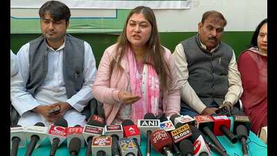 Dr. Ragini Nayak addressing mediapersons in the party office in Meerut. (HT)