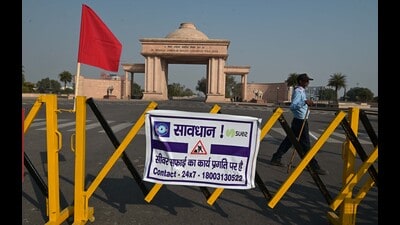 Road diversion in place near 1090 Crossing due to sewage cleaning work in Lucknow (Mustaq Ali/HT)
