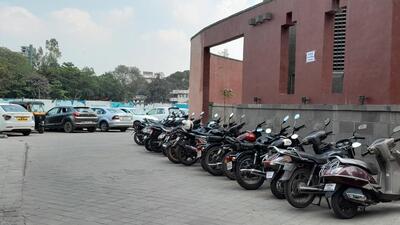 Two-wheeler commuters will have to pay  ₹15 for every two hours to avail parking facility and an additionally  ₹5 for keeping their helmets at this space. (HT PHOTO)