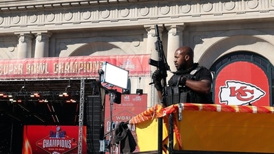 KANSAS CITY, MISSOURI - FEBRUARY 14: Law enforcement responds to a shooting at Union Station during the Kansas City Chiefs Super Bowl LVIII victory parade on February 14, 2024 in Kansas City, Missouri. Several people were shot and two people were detained after a rally celebrating the Chiefs Super Bowl victory. Jamie Squire/Getty Images/AFP (Photo by JAMIE SQUIRE / GETTY IMAGES NORTH AMERICA / Getty Images via AFP) (Getty Images via AFP) KANSAS CITY, MISSOURI - FEBRUARY 14: Law enforcement responds to a shooting at Union Station during the Kansas City Chiefs Super Bowl LVIII victory parade on February 14, 2024 in Kansas City, Missouri. Several people were shot and two people were detained after a rally celebrating the Chiefs Super Bowl victory. Jamie Squire/Getty Images/AFP (Photo by JAMIE SQUIRE / GETTY IMAGES NORTH AMERICA / Getty Images via AFP) (Getty Images via AFP)