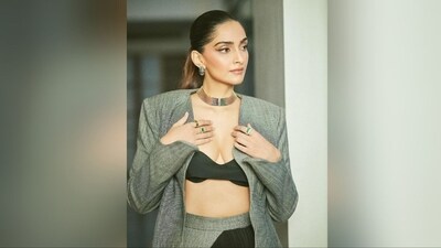 Assisted by make-up artist Namrata Soni, Sonam got decked up in nude shimmering eyeshadow, winged eyeliner, darkened brows, contoured cheeks with a touch of blush, luminous highliner and a shade of nude lipstick. (Instagram/@sonamkapoor)