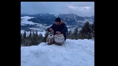 Snapshot of the man playing tabla in snow. (X/@HarshGoenka) Snapshot of the man playing tabla in snow. (X/@HarshGoenka)