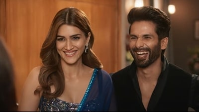 Teri Baaton Mein Aisa Uljha Jiya: Kriti Sanon plays a robot in this rom-com headlined by Shahid Kapoor. Teri Baaton Mein Aisa Uljha Jiya: Kriti Sanon plays a robot in this rom-com headlined by Shahid Kapoor.