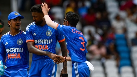 Ishan Kishan (L), Hardik Pandya (2L) have not made themselves for Ranji Trophy (AFP)