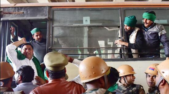 Police said the farmers were taken to Kaushambi police station and released in two hours. (Sakib Ali/HT Photo)