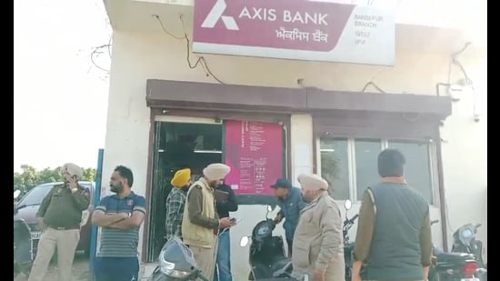 The affected customers gathered outside Axis Bank in Bansepur, Mullanpur. (HT Photo)