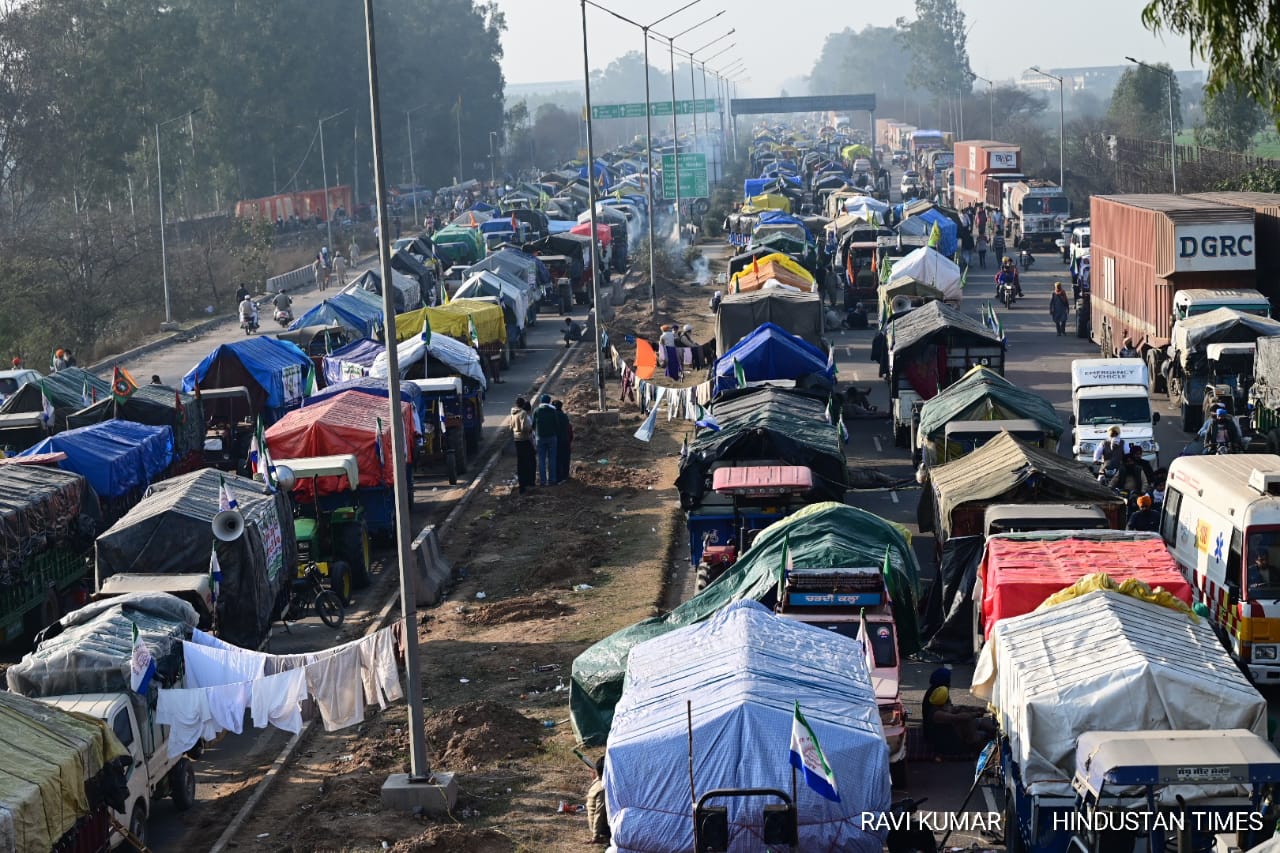 Long Queue of tractor trolley's at Rajpura/Ambala highway near Shambhu border of Punjab-Haryana due to ongoing farmers protest march on Thursday. Photo by Ravi Kumar /Hindustan Times Long Queue of tractor trolley's at Rajpura/Ambala highway near Shambhu border of Punjab-Haryana due to ongoing farmers protest march on Thursday. Photo by Ravi Kumar /Hindustan Times