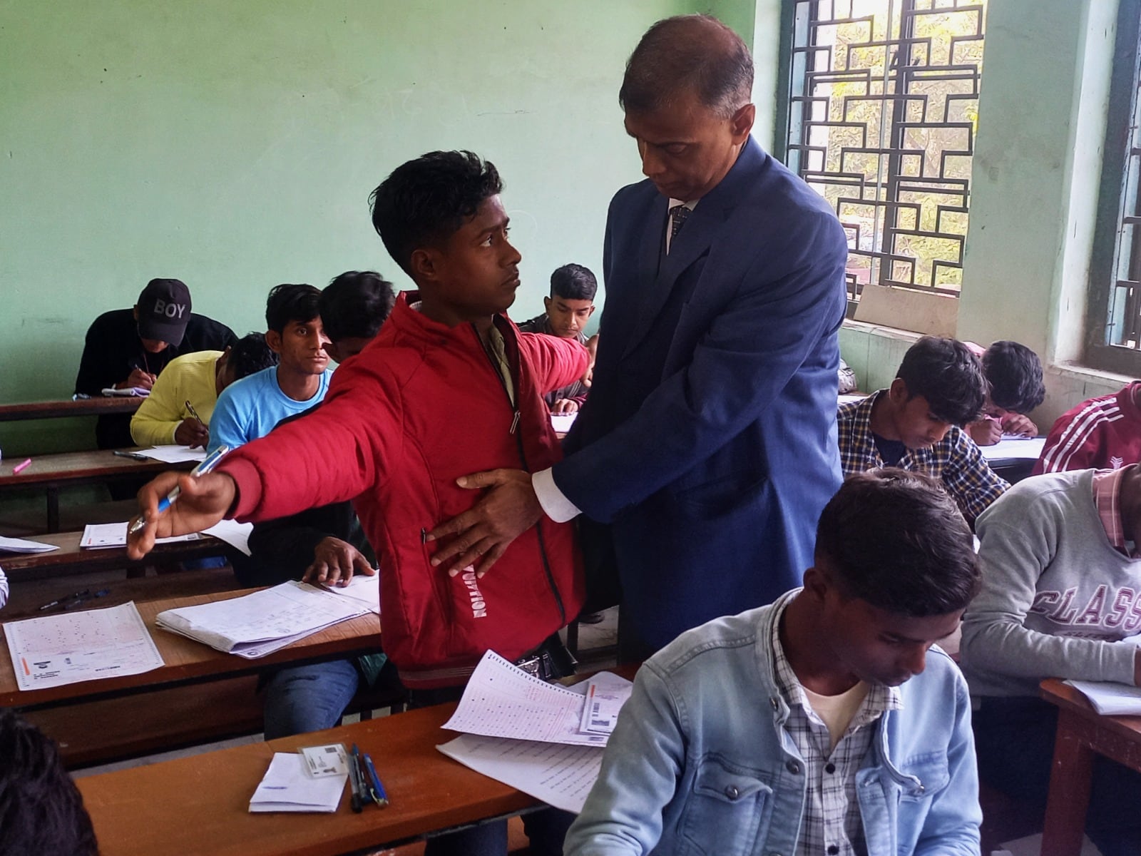 Bihar Board Class 10 Exam 2024: BSEB Chairman checking students (Santosh Kumar ) Bihar Board Class 10 Exam 2024: BSEB Chairman checking students (Santosh Kumar )