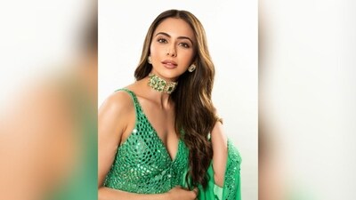 Assisted by makeup artist Salim sayed, Rakul got decked up in nude eyeshadow, winged eyeliner, mascara-coated lashes, darkened brows, contoured cheeks, luminous highlighter, dewy base and a shade of glossy nude lipstick. (Instagram/@rakulpreet) Assisted by makeup artist Salim sayed, Rakul got decked up in nude eyeshadow, winged eyeliner, mascara-coated lashes, darkened brows, contoured cheeks, luminous highlighter, dewy base and a shade of glossy nude lipstick. (Instagram/@rakulpreet)