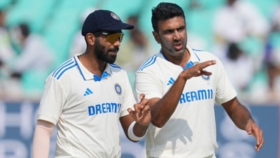 Ravichandran Ashwin and Jasprit Bumrah talk on the second day of the 3rd Test after England bowled India out for 445 (AP)
