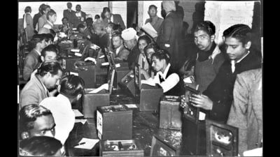 Members of the electoral office count votes for the general elections to the New Delhi Constituency in January 1952. (HT Archive) Members of the electoral office count votes for the general elections to the New Delhi Constituency in January 1952. (HT Archive)