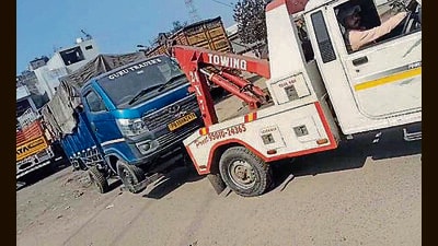 NCB official seizing a vehicle of Akshay Chhabra in Ludhiana. (HT) NCB official seizing a vehicle of Akshay Chhabra in Ludhiana. (HT)