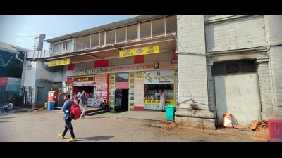 Nearly all food vendors and food plazas at Pune railway station are found flouting the rules and cooking on platforms using cylinders and other modes. (HT PHOTO) Nearly all food vendors and food plazas at Pune railway station are found flouting the rules and cooking on platforms using cylinders and other modes. (HT PHOTO)