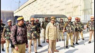 Police personnel stand guard in Ghazipur, anticipating protests on Friday, on account of the nationwide strike call. (SAkib Ali/HT Photo)