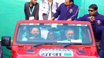 Rahul Gandhi with RJD leader Tejashwi Yadav during the Bihar yatra. (X/Tejashwi Yadav )