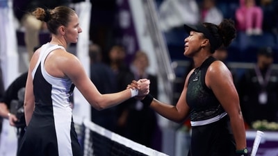Karolina Pliskova of Czech Republic (L) greets Naomi Osaka of Japan (AFP)