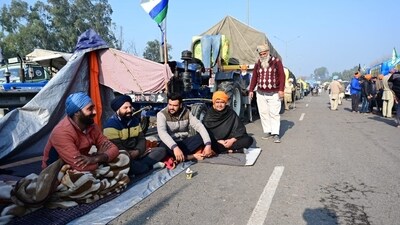 The farmers are participating in a widespread chakka jam on major roads across India from 12 pm to 4 pm. (HT Photo/Ravi Kumar) The farmers are participating in a widespread chakka jam on major roads across India from 12 pm to 4 pm. (HT Photo/Ravi Kumar)