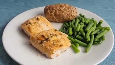 Green garlic crusted fish for making evening snack platter better. Recipe inside (Unsplash)