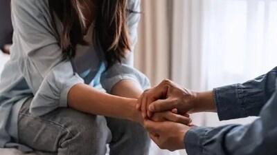 Often, we may feel some tension and anxiety in a relationship. It can happen for a variety of reasons. However, addressing them effectively can help us to maintain emotional and mental health. "Lowering anxiety in your relationships often has a lot to do with taking care of yourself and doing what you can to help make your relationship as healthy as it can be," wrote Therapist Carrie Howard. Here are a few ways to lower anxiety in relationships. (Unsplash) Often, we may feel some tension and anxiety in a relationship. It can happen for a variety of reasons. However, addressing them effectively can help us to maintain emotional and mental health. "Lowering anxiety in your relationships often has a lot to do with taking care of yourself and doing what you can to help make your relationship as healthy as it can be," wrote Therapist Carrie Howard. Here are a few ways to lower anxiety in relationships. (Unsplash)