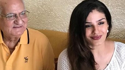 Raveena Tandon with father Ravi in a throwback picture.&nbsp;