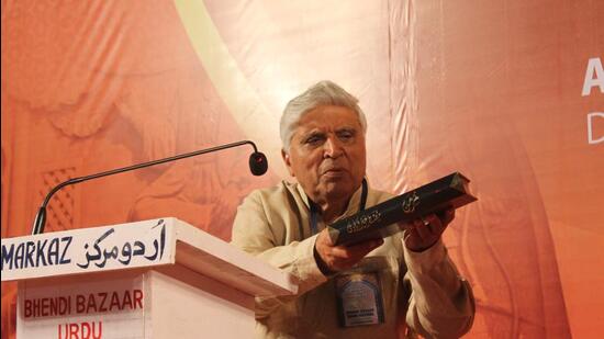 Javed Akhtar (L) at the Bhindi Bazar Urdu Festival in 2023. He is scheduled to inaugurate the fourth edition of the festival on Saturday.