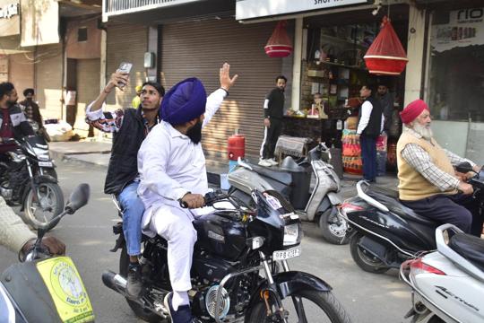 Farmers asking shopkeepers to close shops in support of the Bharat Bandh call in Amritsar on Friday. (Sameer Sehgal/HT) Farmers asking shopkeepers to close shops in support of the Bharat Bandh call in Amritsar on Friday. (Sameer Sehgal/HT)