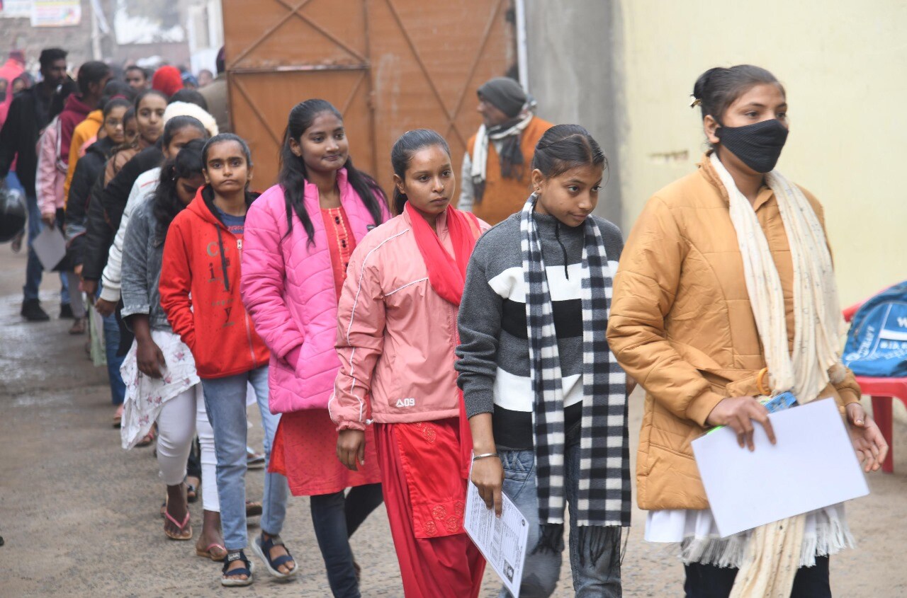 Bihar Board 10th Exam 2024: Students reach exam centre for Shift 1 (Santosh Kumar ) Bihar Board 10th Exam 2024: Students reach exam centre for Shift 1 (Santosh Kumar )