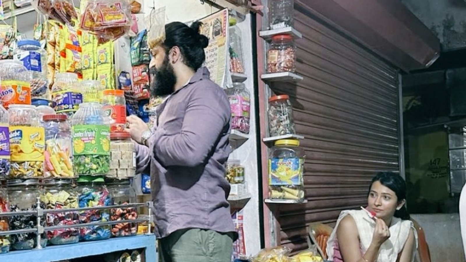 Yash buys ice candy for wife Radhika from local shop in Karnataka, fans react - Vimarsana News