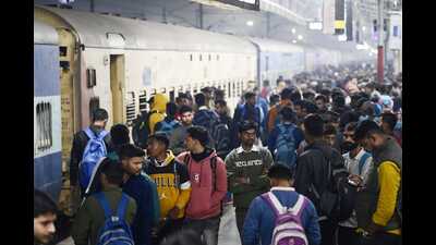 A big crowd of candidates at Charbagh Railway station after the UP Police Constable exam in Lucknow, on Saturday (Deepak Gupta/HT) A big crowd of candidates at Charbagh Railway station after the UP Police Constable exam in Lucknow, on Saturday (Deepak Gupta/HT)