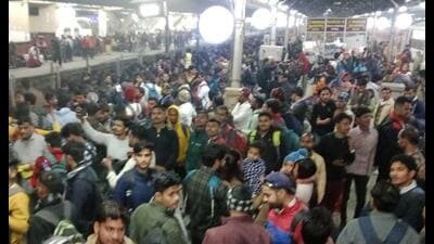 Crowd of aspirants at Gorakhpur railway station (HT Photo)