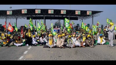 Farmers Union members sitting on protest at Ladhowal Toll Plaza in Ludhiana on Saturday. (Manish/HT)