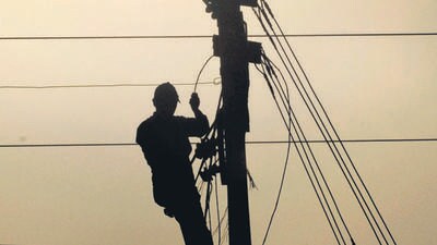 Greater Noida, India - October 09, 2015: A lineman repairing electricity cable, in Greater Noida, India, on Friday, October 09, 2015. (Photo by Sunil Ghosh / Hindustan Times) (HT Archive/representational image) Greater Noida, India - October 09, 2015: A lineman repairing electricity cable, in Greater Noida, India, on Friday, October 09, 2015. (Photo by Sunil Ghosh / Hindustan Times) (HT Archive/representational image)