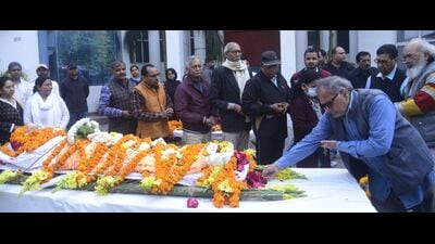 People paying last tributes to theatre doyen in Lucknow on Saturday. (HT) People paying last tributes to theatre doyen in Lucknow on Saturday. (HT)