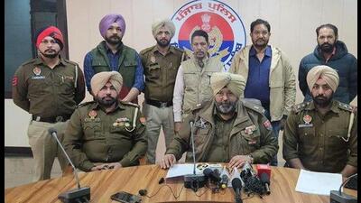 The two accused who were allegedly making ransom calls to a resident in Bathinda on Saturday. (HT Photo)