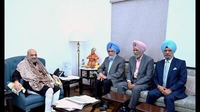 Union home minister Amit Shah, NRI Darshan Singh Dhaliwal, Surjit Singh Rakhra and Charanjit Singh Rakhra during a meet. (HT photo)
