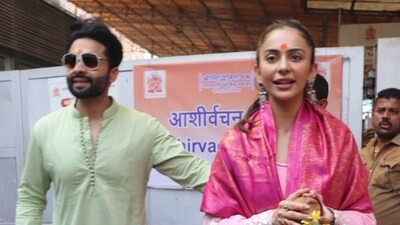 Rakul Preet Singh and Jackky Bhagnani at Siddhivinayak temple in Mumbai. (Varinder Chawla) Rakul Preet Singh and Jackky Bhagnani at Siddhivinayak temple in Mumbai. (Varinder Chawla)