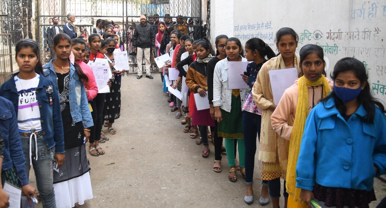 BSEB Matric 2024 exam: Appearing students stand in queue  (Santosh Kumar )