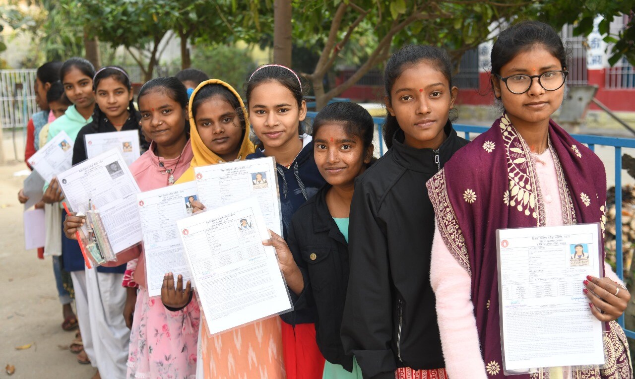 Bihar Board 10th Exam 2024: Students reach eam centre for Shift 1 (Santosh Kumar)