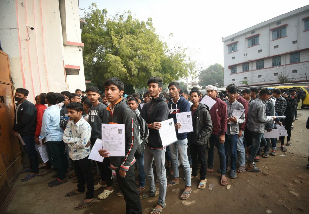 Bihar Board 10th Exam 2024: Students at exam centre  (Santosh Kumar )
