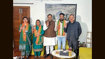 AAP councillors Neha Musavat, Poonam Sandeep Kumar and Gurcharan Singh Kala with BJP general secretary Vinod Tawde (centre) and former Chandigarh BJP chief Arun Sood (extreme right) after defecting to the saffron fold. (HT Photo) AAP councillors Neha Musavat, Poonam Sandeep Kumar and Gurcharan Singh Kala with BJP general secretary Vinod Tawde (centre) and former Chandigarh BJP chief Arun Sood (extreme right) after defecting to the saffron fold. (HT Photo)