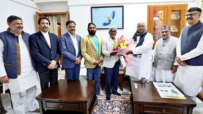 New Delhi, Feb 18 (ANI): Jharkhand Chief Minister Champai Soren meets Congress President Mallikarjun Kharge, in New Delhi on Sunday. (Mallikarjun Kharge X) New Delhi, Feb 18 (ANI): Jharkhand Chief Minister Champai Soren meets Congress President Mallikarjun Kharge, in New Delhi on Sunday. (Mallikarjun Kharge X)