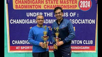 IAS officer Vijayendra Kumar and Trident group CEO (domestic and e-commerce) Rajneesh Bhatia with their trophies. (HT Photo)