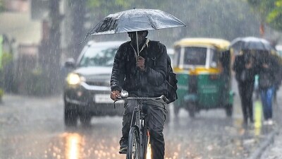 Commuter riding a bicycle amid light rain in Delhi NCR. (HT File) Commuter riding a bicycle amid light rain in Delhi NCR. (HT File)
